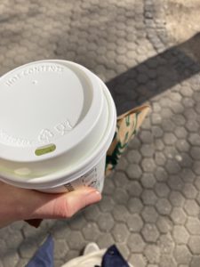 matcha latte a malinový croissant - Starbucks