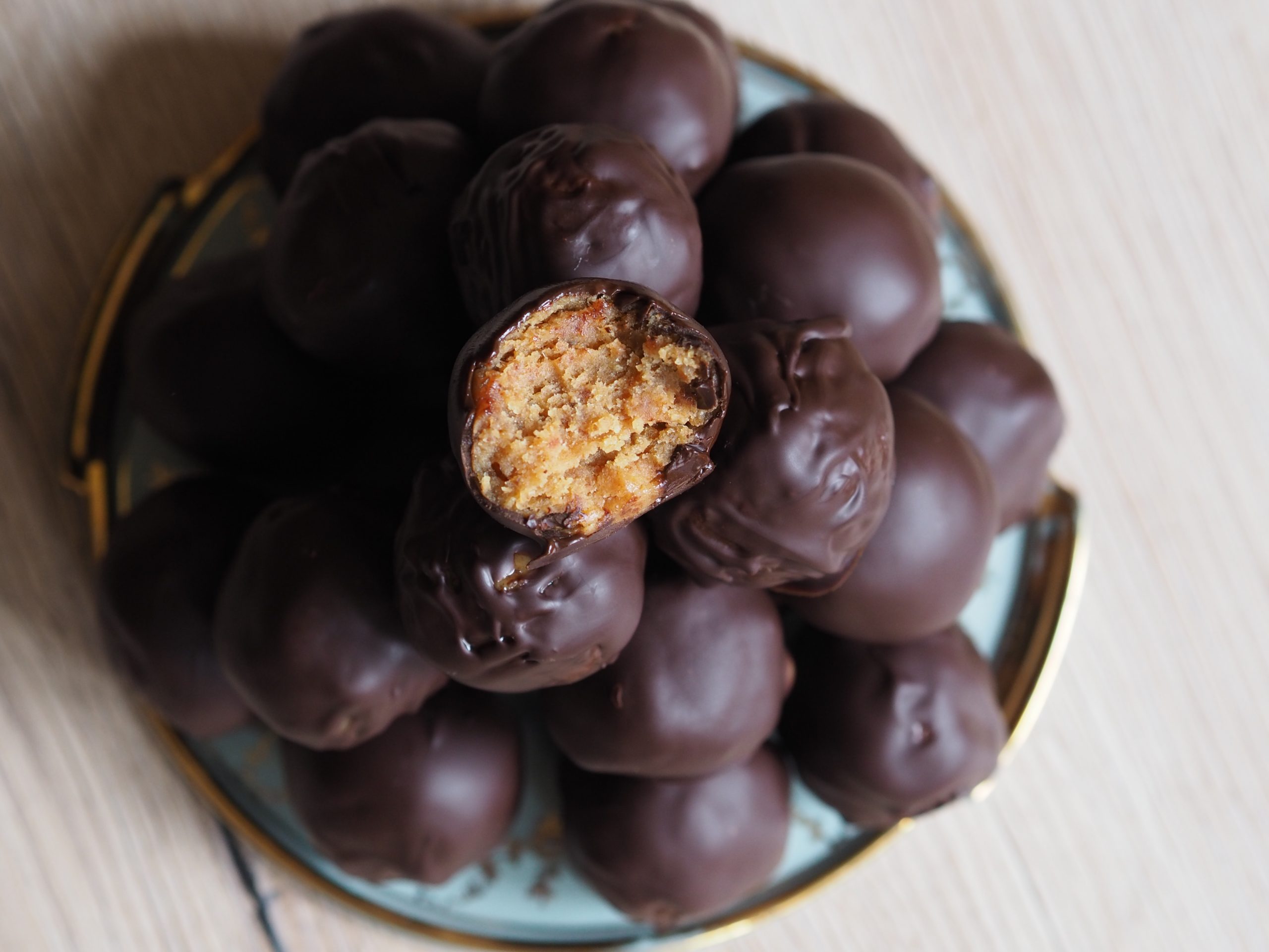arašídovo-datlové kuličky v čokoládě